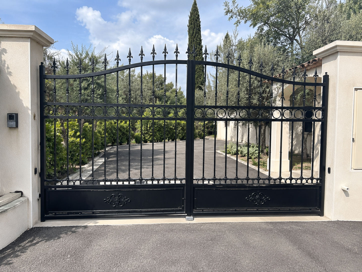 Portail fer forgé motorisé — Villa, Valbonne